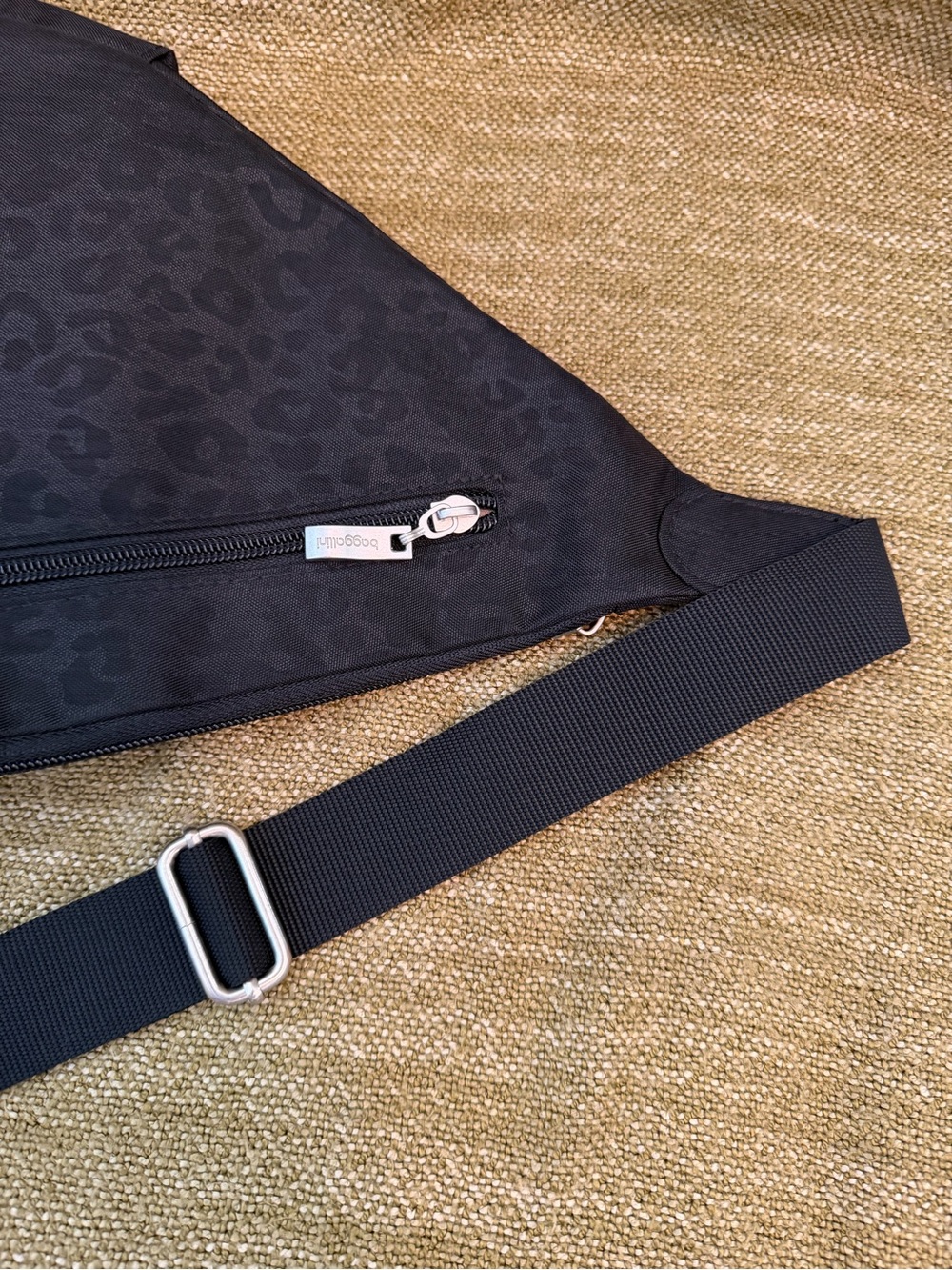EUC Baggallini Black Chettah RFID Print Nylon Mini Crossbody Sling Travel Bag - Picture 11 of 13
